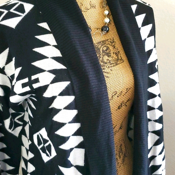 XTAREN Oversize Aztec style print black and white open front cardigan Med. - Picture 2 of 5